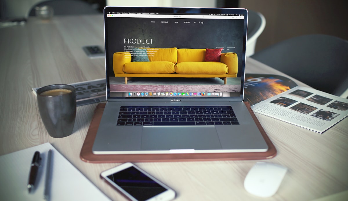 Ordentlicher Schreibtisch mit Laptop, Kaffee und Notizen